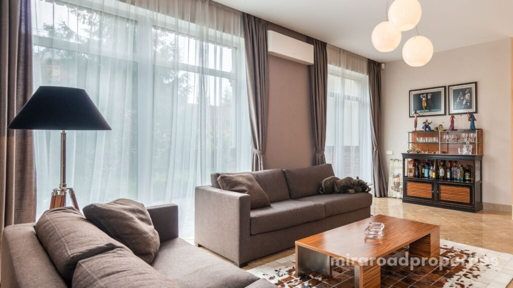 Flat for rent for family in Mira Road with sea view